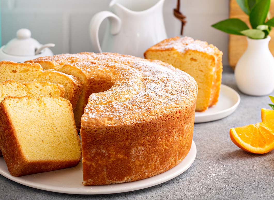 Descubra como fazer um bolo de laranja cremoso incrivelmente macio e saboroso. Uma receita fácil e rápida que vai encantar seu paladar. Confira agora!