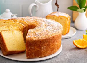 Descubra como fazer um bolo de laranja cremoso incrivelmente macio e saboroso. Uma receita fácil e rápida que vai encantar seu paladar. Confira agora!