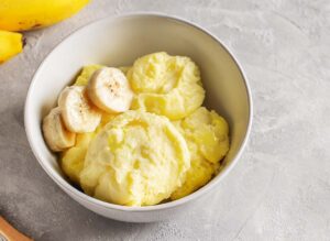 Aprenda a fazer sorvete caseiro cremoso e refrescante em casa. Esta receita fácil e rápida vai te surpreender. Confira agora!